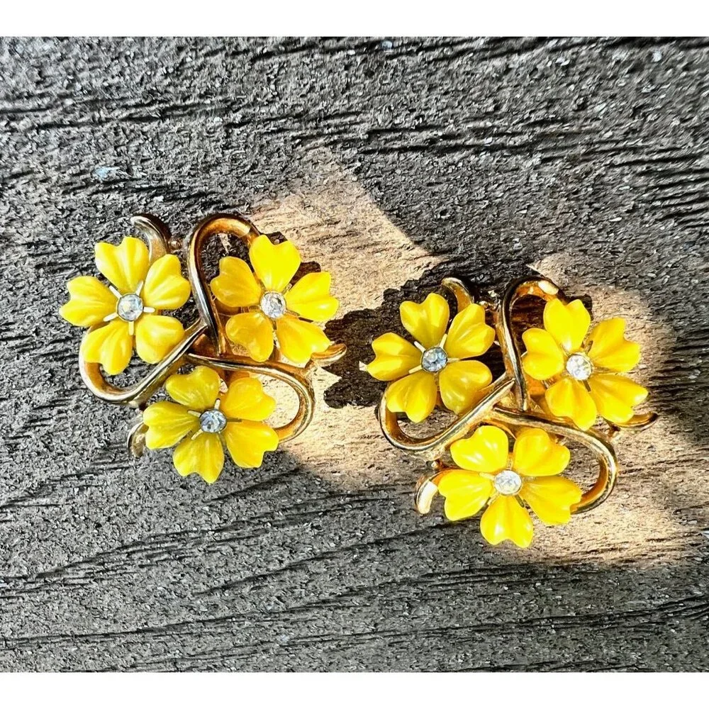 Trifari Yellow Floral Clip-On Earrings With Rhinestones Vintage 1950s - Picture 5 of 9